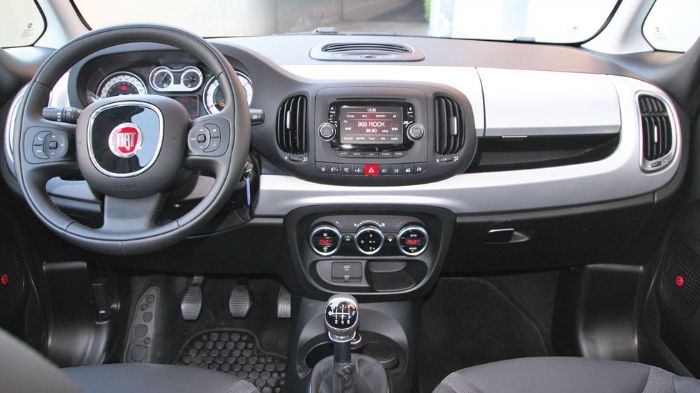 Το εσωτερικό του Fiat 500L είναι μοντέρνο σχεδιαστικά και διαθέτει αρκετές θήκες για την αποθήκευση μικροαντικειμένο. Το εσωτερικό του Fiat 500L είναι μοντέρνο σχεδιαστικά και διαθέτει αρκετές θήκες για την αποθήκευση μικροαντικειμένο.