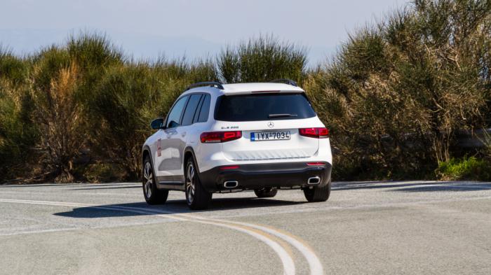 Τον ρυθμό στην Mercedes GLB τον δίνει η πιο ήπια ρυθμισμένη και όχι τόσο σφιχτή ανάρτηση με το μοντέλο να είναι αισθητά ελαφρύτερο. Τον ρυθμό στην Mercedes GLB τον δίνει η πιο ήπια ρυθμισμένη και όχι τόσο σφιχτή ανάρτηση με το μοντέλο να είναι αισθητά ελαφρύτερο.