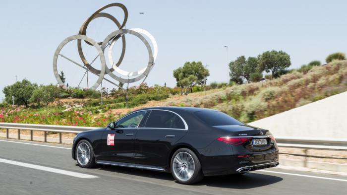 Μα τι ανάρτηση είναι αυτή! Η Mercedes S-Class ισοπεδώνει κυριολεκτικά τα πάντα και μειώνει τον χρόνο ενός μακρινού ταξιδιού στο ελάχιστο… Τα περισσότερα μέρη του αεροδυναμικού αμαξώματος είναι από αλουμίνιο.