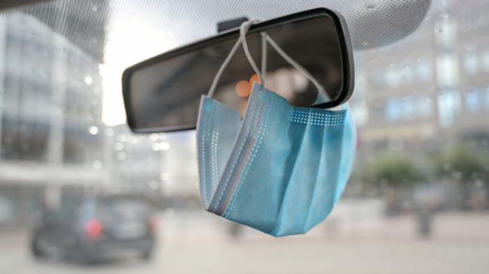 Η τοποθέτηση μάσκας στον εσωτερικό καθρέπτη περιορίζει το οπτικό μας πεδίο ειδικά από την δεξιά πλευρά του δρόμου σε στροφές, πεζούς και μοτοσικλετιστές.