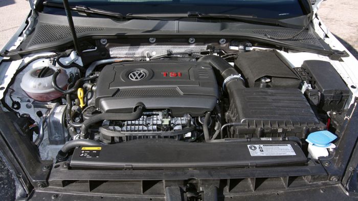 O 2λιτρος κινητήρας της σειράς ΕΑ888 του Golf GTI Performance αποδίδει 230 ίππους και προσφέρει εκρηκτικές επιδόσεις. 
