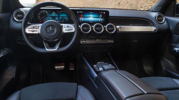 Η καμπίνα της Mercedes GLB προβάλλει ένα καλαίσθητο διάκοσμο με έκδηλο τεχνολογικό υπόβαθρο και κορυφαίο επίπεδο ποιότητας.