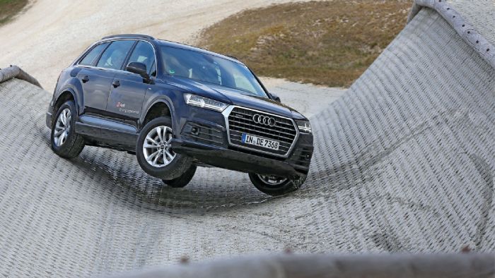 Στο off road κομμάτι του Audi driving Experience Center βρεθήκαμε με το νέο Q7. To πολυτελές SUV της εταιρείας απέδειξε ότι μπορεί να τα καταφέρει σε συνθήκες, που ο μέσος ιδιοκτήτης του, ίσως να μη φ