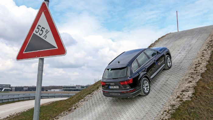 Στο off road κομμάτι του Audi driving Experience Center βρεθήκαμε με το νέο Q7. To πολυτελές SUV της εταιρείας απέδειξε ότι μπορεί να τα καταφέρει σε συνθήκες, που ο μέσος ιδιοκτήτης του, ίσως να μη φανταστεί ποτέ.  Για παράδειγμα κατάφερε να εκκινήσει σε ανηφόρα κλίσης 55%. Σε όλες τις δοκιμασίες, αυτό που εντυπωσιάζει τον επιβάτη του Q7 είναι ότι, παρόλη την καταπόνηση του πλαισίου, δεν ακούγεται ο παραμικρός τριγμός εντός της καμπίνας. 