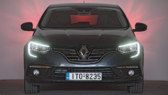 Το Renault Megane ξεχωρίζει περισσότερο τη νύχτα και λιγότερο την μέρα, παρόλο που και τότε είναι εντυπωσιακό. 