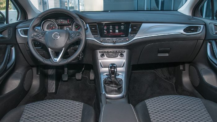 Το εσωτερικό του Opel Astra είναι το πιο μοντέρνο σχεδιαστικά εκ των τριών, με καλή ποιότητα κατασκευής. Για πρώτη φορά μάλιστα είναι και πρακτικό. 
