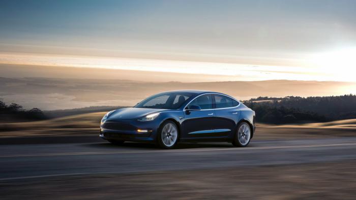 Στην αποκάλυψη ότι μια έκδοση επιδόσεων του Model 3 της Tesla είναι αρκετά κοντά αποκάλυψε ο διευθύνων σύμβουλος της μάρκας Elon Musk.