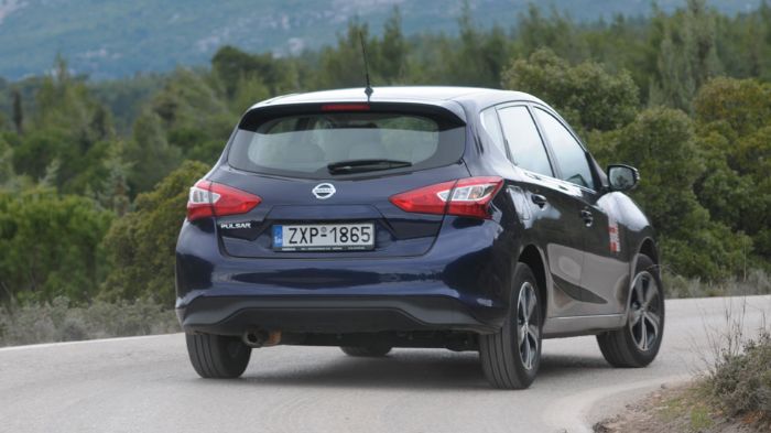 Στο δρόμο, το Pulsar δίνει έμφαση στην παροχή πολύ καλών επιπέδων άνεσης. Στις στροφές, στρίβει με ασφάλεια, χωρίς ωστόσο να προσφέρει πολύ καλή αίσθηση από το τιμόνι.