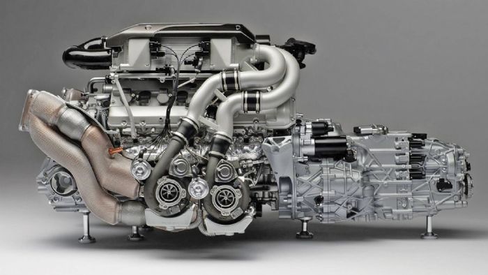 Με 1.600 Nm από τις 2.000 μέχρι τις 6.000 σ.α.λ., ο quad-turbo W16 χωρητικότητας 8 λίτρων της Bugatti Chiron είναι ένας από τους κινητήρες παραγωγής με τη μεγαλύτερη ροπή παγκοσμίως. 