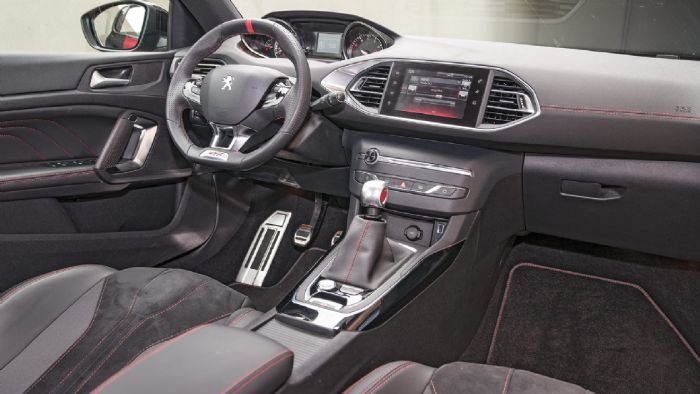 Λιτό σε 
σχεδίαση, αλλά ποιοτικό και γεροδεμένο το εσωτερικό του 308 GTi, με τα μπάκετ καθίσματα και τις κόκκινες ραφές να κάνουν τη διαφορά.
