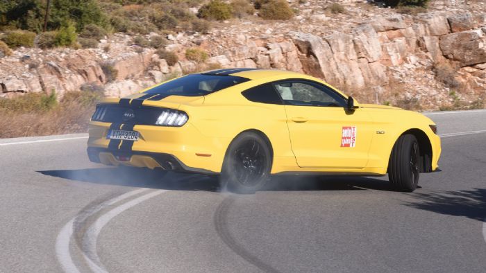 Η 5λιτρη Mustang «υπογράφει» με χαρακτηριστική ευκολία και συχνότητα στην άσφαλτο.