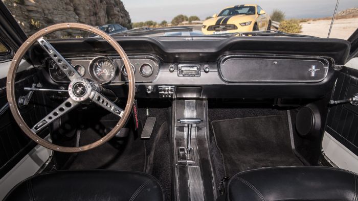 Ασύγκριτα όμορφη και η Mustang του 1965... Οι επιρροές προς το τωρινό μοντέλο είναι πολυάριθμες