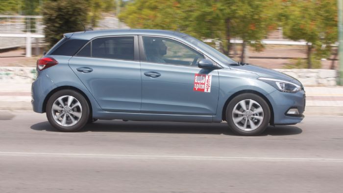 Πολύ καλή ποιότητα κύλισης έχει το Hyundai i20 στο δρόμο. Η ανάρτηση απορροφά τις κακοτεχνίες, το τιμόνι είναι σχετικά βαρύ για μέσα στην πόλη.
