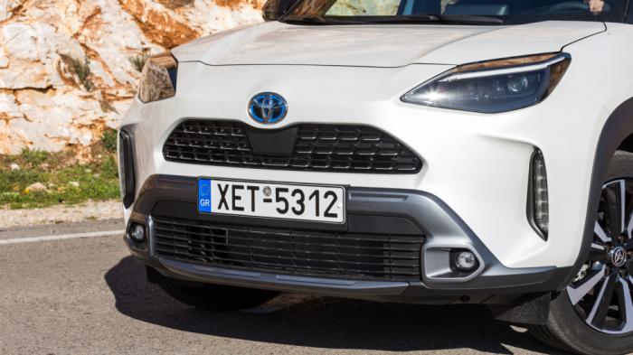 Το Yaris Cross έχει SUV παρουσιαστικό, χάρη στο τετραγωνισμένο, μυώδες και ψηλό αμάξωμα, με μικρούς προβόλους και μια κάθετη μάσκα με ψηλά τοποθετημένα φανάρια. Το Yaris Cross έχει SUV παρουσιαστικό, χάρη στο τετραγωνισμένο, μυώδες και ψηλό αμάξωμα, με μικρούς προβόλους και μια κάθετη μάσκα με ψηλά τοποθετημένα φανάρια.