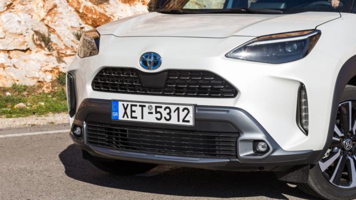 Το Yaris Cross έχει SUV παρουσιαστικό, χάρη στο τετραγωνισμένο, μυώδες και ψηλό αμάξωμα, με μικρούς προβόλους και μια κάθετη μάσκα με ψηλά τοποθετημένα φανάρια.