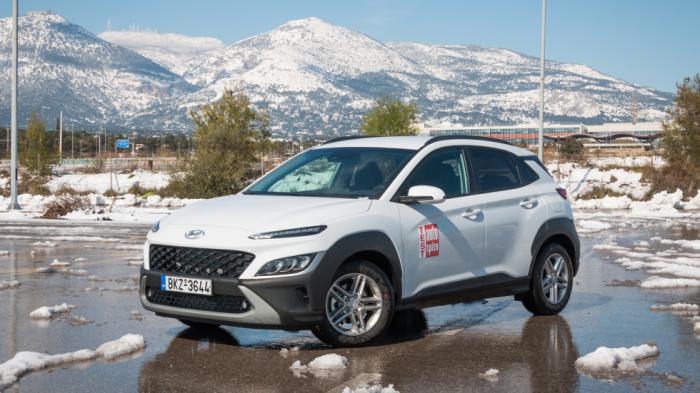 Το Hyundai Kona στην ανανεωμένη εκδοχή του ακολουθεί μία εκκεντρική λογική στην οποία το δυναμικό εμπρός μέρος δεσπόζει.