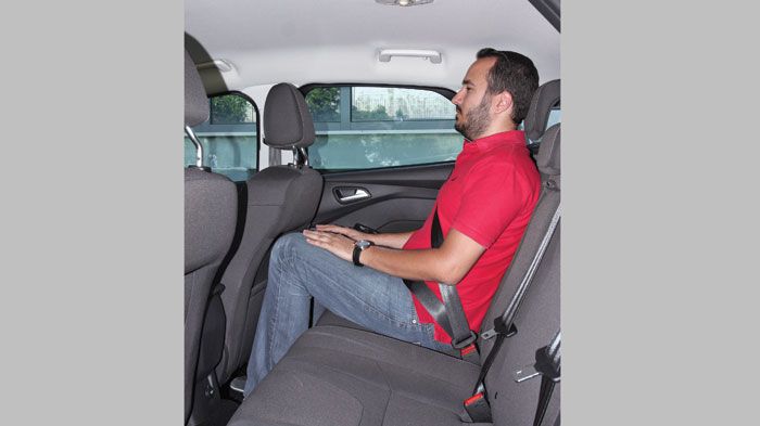 Οι πίσω επιβάτες έχουν στη διάθεσή τους άνετο χώρο για τα γόνατά τους και αρκετό για τα κεφάλια τους.