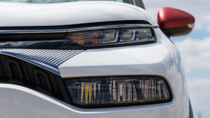 Αρκετά δυναμικό από μπροστά το C3 Aircross, λόγω των λεπτών φώτων που έρχονται ως συνέχεια της ιδιαίτερης γρίλιας και του μεγάλου προφυλαχτήρα. Αρκετά δυναμικό από μπροστά το C3 Aircross, λόγω των λεπτών φώτων που έρχονται ως συνέχεια της ιδιαίτερης γρίλιας και του μεγάλου προφυλαχτήρα.