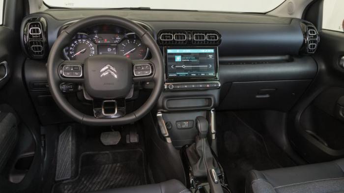 Καλό ποιοτικά και μοντέρνο είναι στο εσωτερικό του το Citroen C3 Aircross. Η κορυφαία έκδοση Shine διαθέτει 9άρα οθόνη αφής.