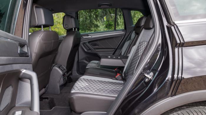 Με 188 χλστ. «αέρα» για τα πόδια πρακτικά σημαίνει πως δεν υπάρχει καμία περίπτωση να ακουμπούν τα γόνατα του πίσω επιβάτη στην πλάτη του καθίσματος του οδηγού του Volkswagen Tiguan, ακόμα και αν είναι ιδιαίτερα ψηλός. 