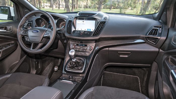 Προσεγμένο σε ποιότητα και εικόνα το εσωτερικό του Ford Kuga, που ξεχωρίζει για το αναβαθμισμένο σύστημα infotainment SYNC3.