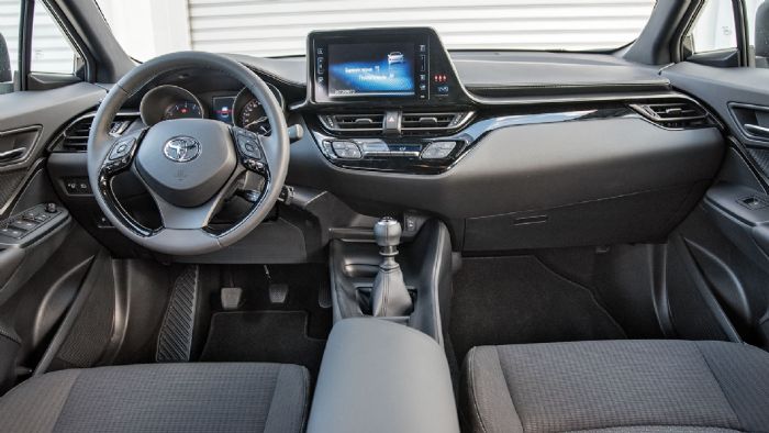 Δεν παίζεται σε ποιότητα το μοντέρνο και high-tech εσωτερικό του Toyota C-HR, που ακολουθεί τον μοντέρνο εξωτερικό σχεδιασμό.