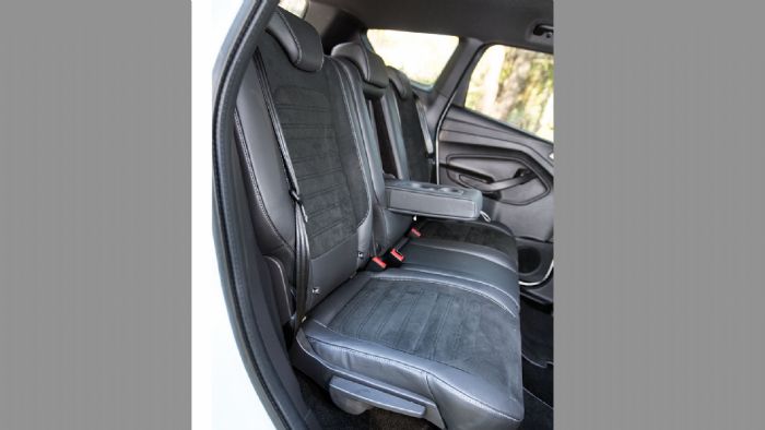 ¶νετοι χώροι για τα γόνατα των πίσω επιβατών του Ford Kuga, αλλά το έδρανο του καθίσματος είναι μικρό.