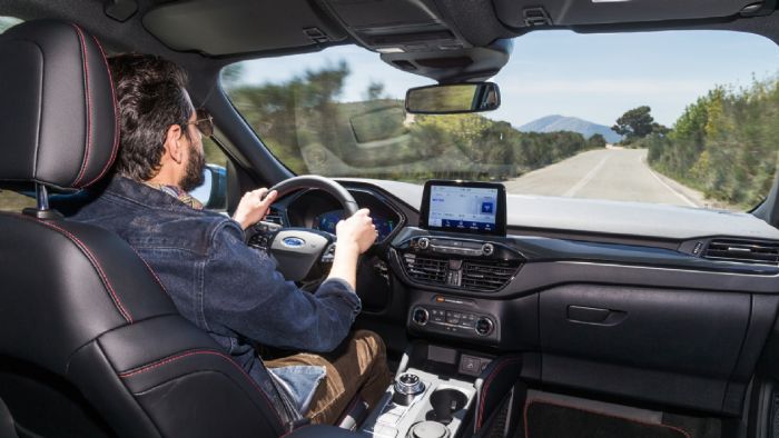 Το πακέτο συστημάτων υποβοήθησης Ford Co-Pilot 360 συνδυάζει ένα πλήθος τεχνολογικών συστημάτων που, όλα μαζί, συνεργάζονται για να κάνουν την οδηγική εμπειρία πιο άνετη και πιο απολαυστική. Το Kuga ρυθμίζει αυτόματα την ταχύτητά σας βάσει της ταχύτητας του προπορευόμενου οχήματος, αναγνωρίζει τα σήματα και παρέχει υποβοήθηση τιμονιού κρατώντας σας στο κέντρο της λωρίδας σας. 