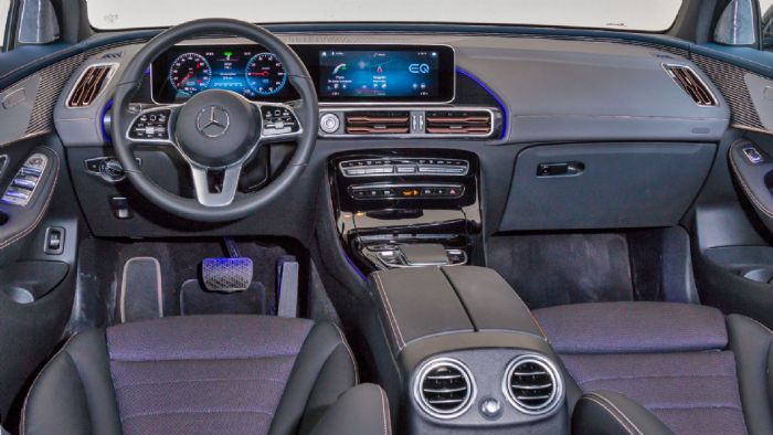 Όμορφη και ποιοτική είναι στο εσωτερικό της 
η Mercedes EQC με τον high-tech διάκοσμο και τα συστήματα να συνάδουν με το φουτουριστικό της προφίλ.
