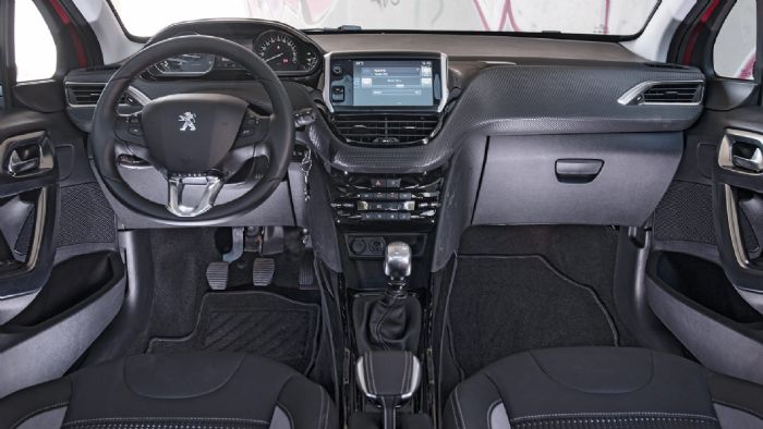 Το minimal εσωτερικό του Peugeot 2008 είναι μοντέρνο σχεδιαστικά και καλό ποιοτικά. Ο πίνακας οργάνων και το μικρό τιμόνι κερδίζουν τις εντυπώσεις. Το minimal εσωτερικό του Peugeot 2008 είναι μοντέρνο σχεδιαστικά και καλό ποιοτικά. Ο πίνακας οργάνων και το μικρό τιμόνι κερδίζουν τις εντυπώσεις.