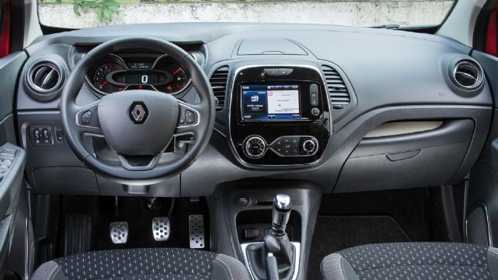 Στιβαρό είναι το εσωτερικό του Captur, το οποίο προτάσσει ένα πιο νεανικό και μοντέρνο προφίλ με high-tech χαρακτήρα. Στιβαρό είναι το εσωτερικό του Captur, το οποίο προτάσσει ένα πιο νεανικό και μοντέρνο προφίλ με high-tech χαρακτήρα.