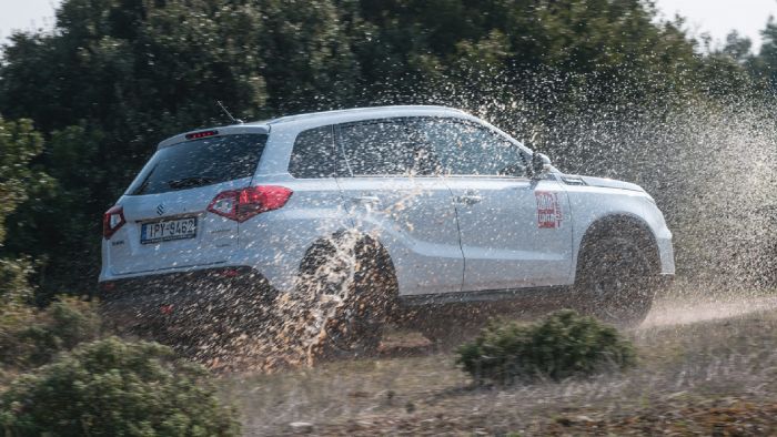 Η τετρακίνηση του Vitara είναι γρήγορη και αποτελεσματική και το καθιστά εξαιρετικά ικανό εκτός δρόμου. Η τετρακίνηση του Vitara είναι γρήγορη και αποτελεσματική και το καθιστά εξαιρετικά ικανό εκτός δρόμου.