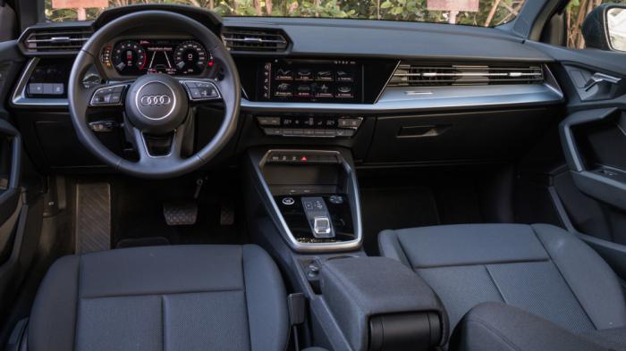 Το Audi A3 έχει σαφώς πιο premium προσέγγιση, τόσο σε κατασκευή και φινίρισμα, όσο και σε high-tech αίσθηση. Στάνταρ ο ψηφιακός πίνακας οργάνων, όπως και στο 308.