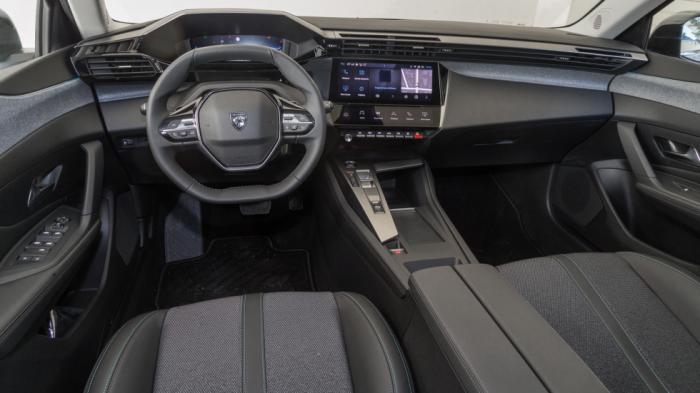 Το high-tech εσωτερικό του 308 προβάλλει έναν σπορ και μίνιμαλ χαρακτήρα. Η αρτιότητα της ποιότητας και το φινίρισμα δείχνουν τις premium βλέψεις του μοντέλου. 