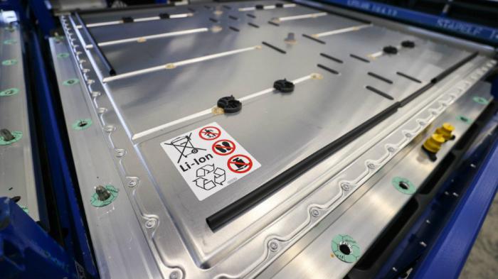 QuantumScape: Σύμφωνα με την QuantumScape που συνεργάζεται με την VW οι μπαταρίες λιθίου μετάλλων στερεάς κατάστασης έχουν διάρκεια ζωής περίπου 12 χρόνια σε κανονική χρήση σε ένα όχημα με αυτονομία από 480 χιλιόμετρα και παραπάνω. QuantumScape: Σύμφωνα με την QuantumScape που συνεργάζεται με την VW οι μπαταρίες λιθίου μετάλλων στερεάς κατάστασης έχουν διάρκεια ζωής περίπου 12 χρόνια σε κανονική χρήση σε ένα όχημα με αυτονομία από 480 χιλιόμετρα και παραπάνω.