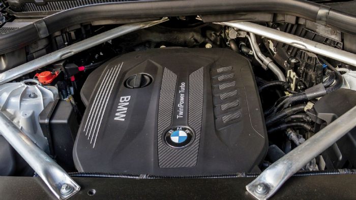 Ο 3λιτρος TwinPower turbo κινητήρας της «βασικής» Χ5, διακρίνεται για την πολιτισμένη του λειτουργία, την απόκρισή του και τις επιδόσεις που χαρίζει στο βαρύ αμάξωμα. Ο 3λιτρος TwinPower turbo κινητήρας της «βασικής» Χ5, διακρίνεται για την πολιτισμένη του λειτουργία, την απόκρισή του και τις επιδόσεις που χαρίζει στο βαρύ αμάξωμα.