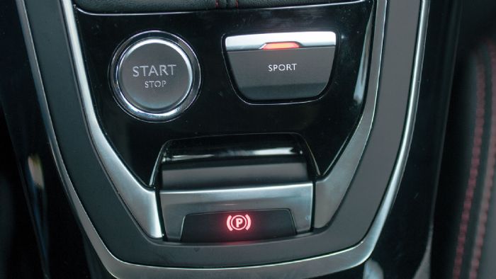 Το κουμπί «Sport» επεμβαίνει σε τιμόνι, γκάζι και ήχο, ώστε να προσδώσει ένα ακόμη πιο σπορ set-up.