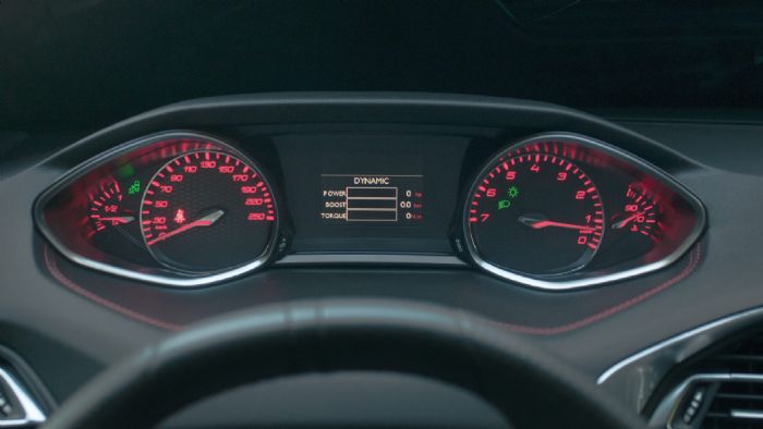 Ο πίνακας οργάνων κοκκινίζει όταν ο οδηγός επιλέξει το «Sport» στο πρόγραμμα Driver Sport, δίνοντας ένα έξτρα σπορτίφ στοιχείο.
