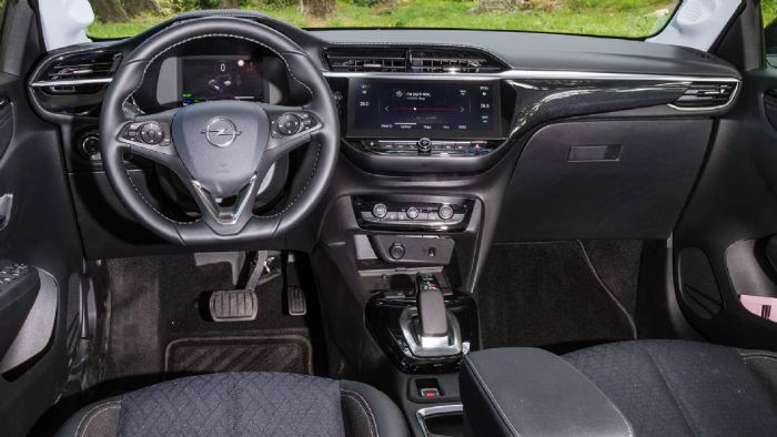 Υψηλό το επίπεδο ποιότητας στην καμπίνα του Opel Corsa-e, με μαλακό υλικό στο πάνω μέρος του ταμπλό και στιβαρή αίσθηση. Την εικονιζόμενη 10ίντση οθόνη την πληρώνεις έξτρα στη δεύτερη, πιο πλούσια έκδ