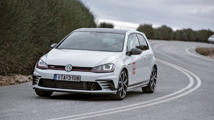 Πιο «επιθετικό» body kit με νέο προφυλακτήρα μπροστά και πλήθος γωνιών συνθέτουν το αμάξωμα του Γερμανικού Hatchback.
Πιο «επιθετικό» body kit με νέο προφυλακτήρα μπροστά και πλήθος γωνιών συνθέτουν το αμάξωμα του Γερμανικού Hatchback.
