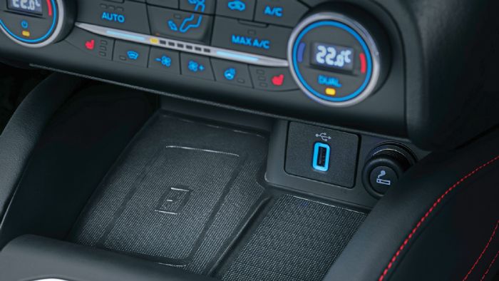 Μεγάλη θήκη και δυνατότητα ασύρματης φόρτισης για το κινητό.