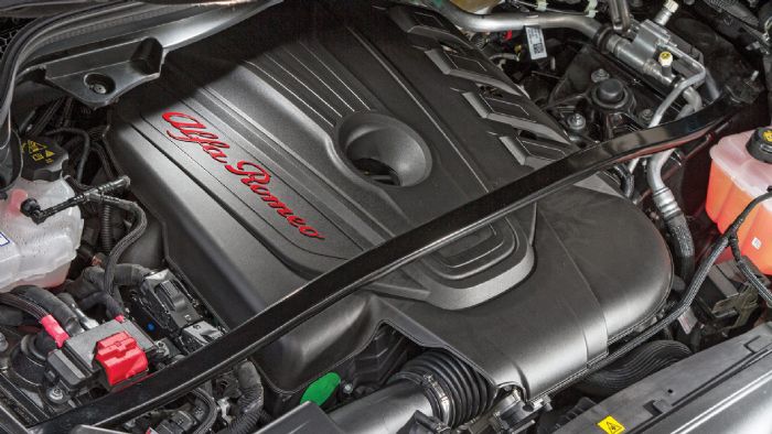  Ο diesel των 2,2 
λίτρων κινητήρας της Stelvio στην 4κίνητη έκδοση αποδίδει 210 ίππους και είναι σε θέση να κινήσει σβέλτα το βαρύ της αμάξωμα. Επιπλέον διακρίνεται για την πολιτισμένη του λειτουργί