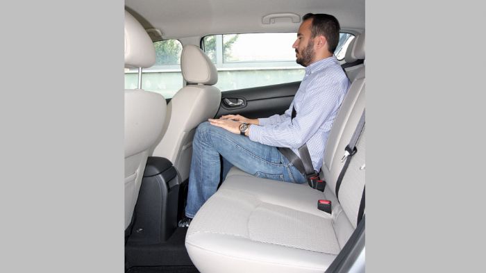 Η ευρυχωρία που απολαμβάνουν οι πίσω επιβάτες του Nissan Pulsar (ειδικά σε ό,τι αφορά στον «αέρα» για τα γόνατα και τα κεφάλια) είναι κορυφαία.