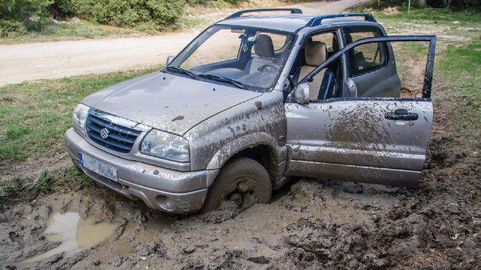 Ένα Suzuki στην διάθεση ενός άλλου Suzuki, με στόχο να το «ξελασπώσει» κυριολεκτικά! Ένα Suzuki στην διάθεση ενός άλλου Suzuki, με στόχο να το «ξελασπώσει» κυριολεκτικά!