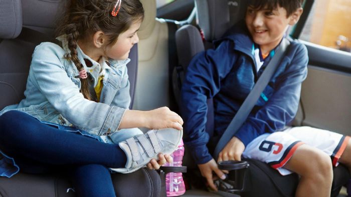 Τα παιδιά μεγαλύτερης ηλικίας έως και 12 ετών, θα πρέπει να χρησιμοποιούν ειδικά καθίσματα που προσφέρουν στήριξη σε όλο το σώμα και να χρησιμοποιούν συνδυαστικά τις ζώνες αφαλείας του αυτοκινήτου.
