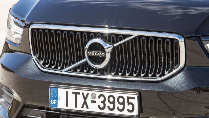 Όπως και τα υπόλοιπα XC μοντέλα της Volvo, έτσι και το XC40 καταφέρνει να κάνει αισθητή την παρουσία του από μακριά.
