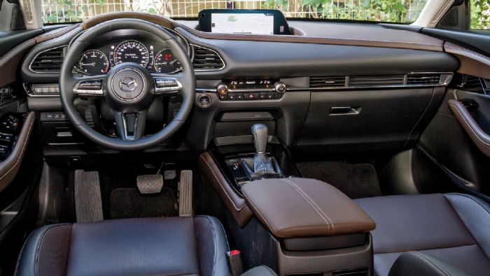 Aπό το Mazda 3 προέρχεται το εντυπωσιακό σε διάκοσμο και με premium χαρακτήρα εσωτερικό του CX-30. Aπό το Mazda 3 προέρχεται το εντυπωσιακό σε διάκοσμο και με premium χαρακτήρα εσωτερικό του CX-30.