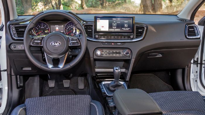 Το εσωτερικό του Kia XCeed παραπέμπει στο Ceed στο οποίο βασίζεται και είναι σύγχρονο και ευχάριστο σε διάκοσμο αλλά και καλό ποιοτικά. Το εσωτερικό του Kia XCeed παραπέμπει στο Ceed στο οποίο βασίζεται και είναι σύγχρονο και ευχάριστο σε διάκοσμο αλλά και καλό ποιοτικά.