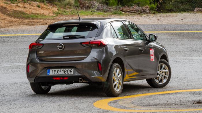 Το Opel Corsa έχει ουδέτερη και προβλέψιμη συμπεριφορά, με την υποστροφή να εμφανίζεται μόνο αν το παρακάνεις. Το τιμόνι είναι ελαφρύ και βοηθά στην ευκολία οδήγησης.