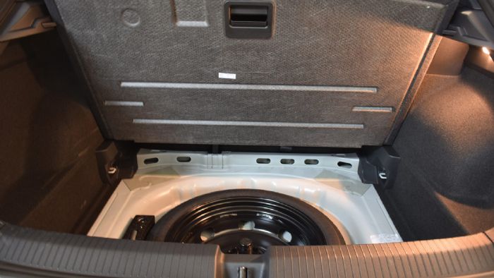 Στα θετικά του χώρου αποσκευών η ύπαρξη διπλού πάτου. Η ρεζέρβα στο VW T-Roc είναι ανάγκης.